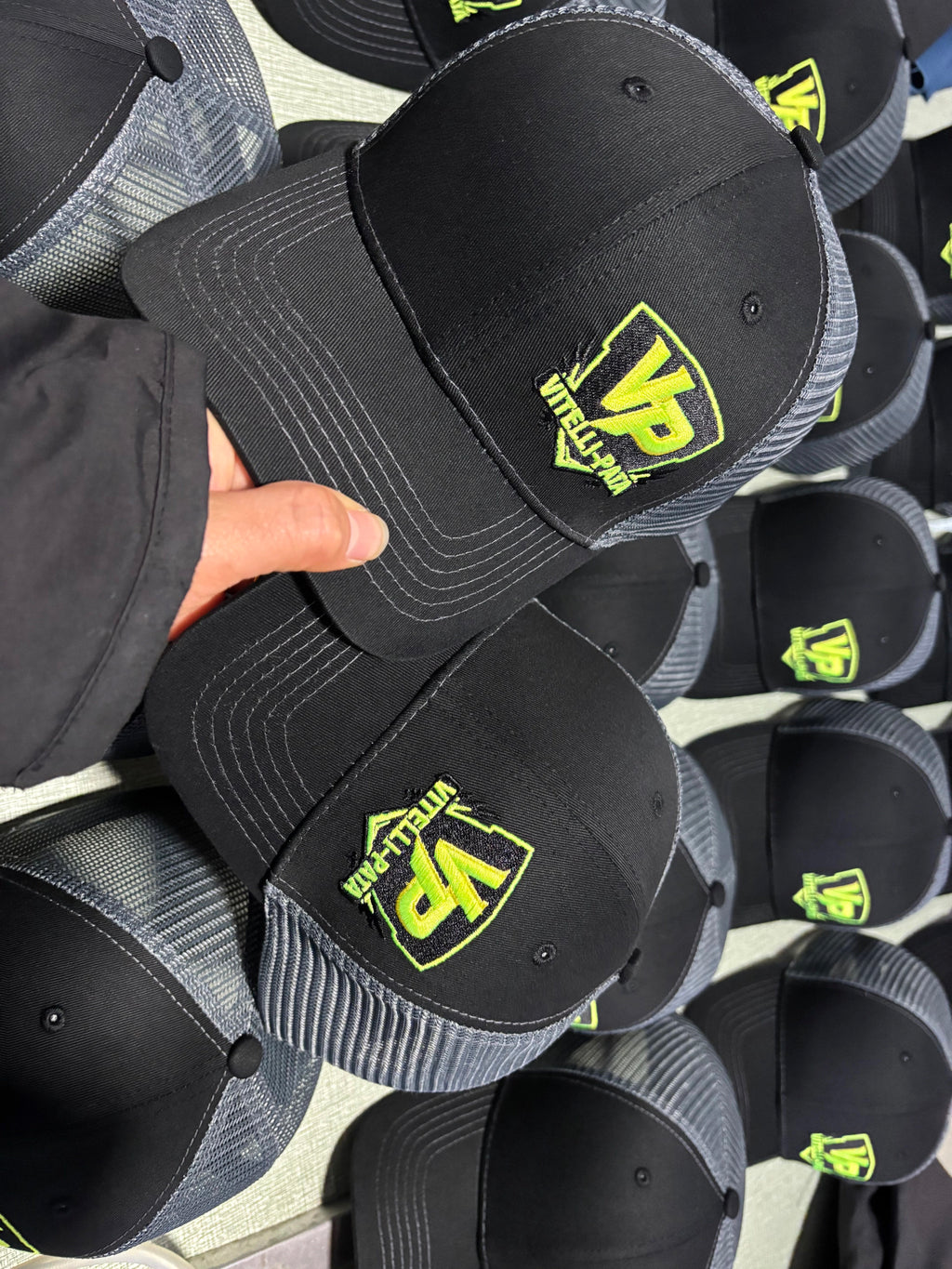 Gorra Trucker Vitelli-Pata Negra/Gris 🖤💚🔥