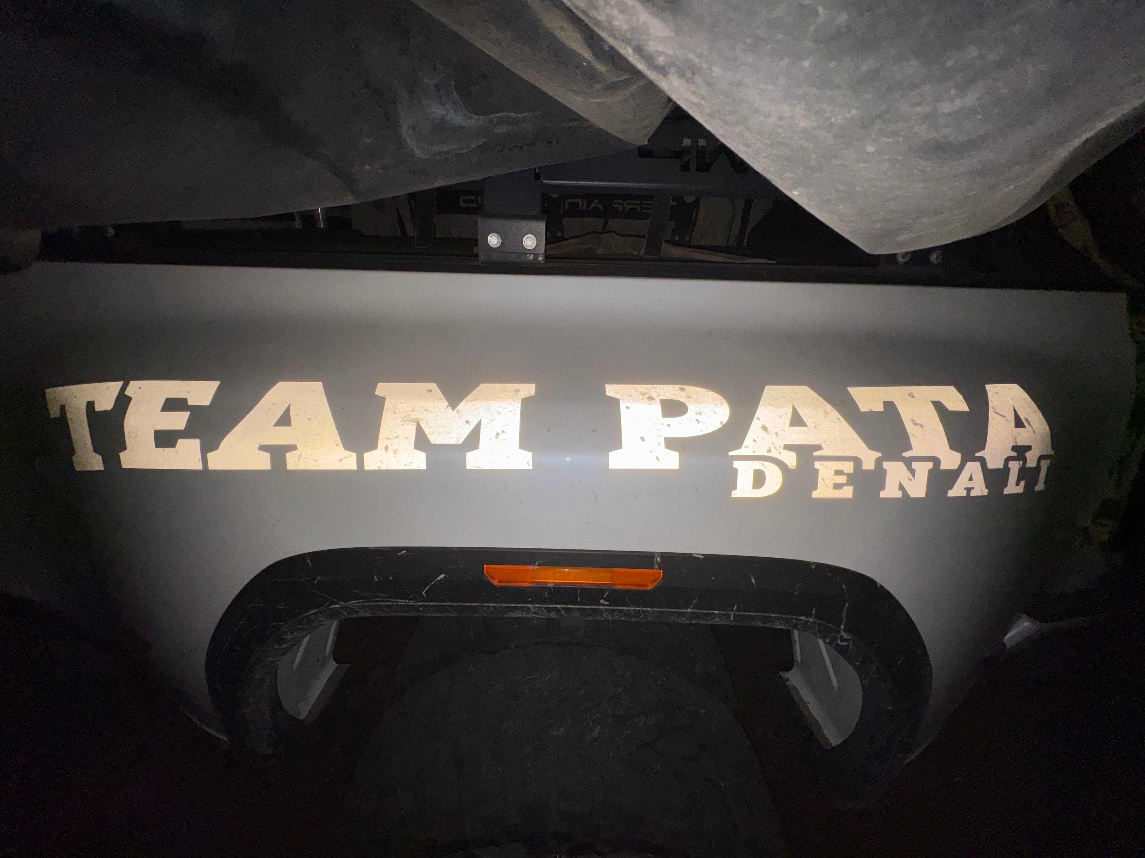 Banner Reflectivo para Parabrisas “TEAM PATA” 🚘✨